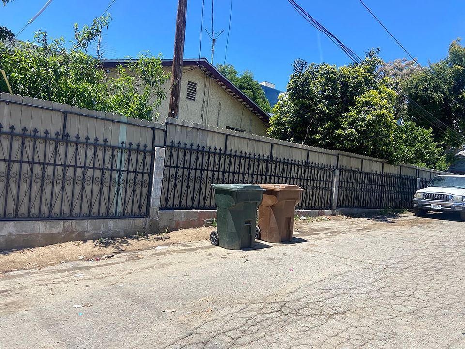 2nd image of 419 Goetz Pl