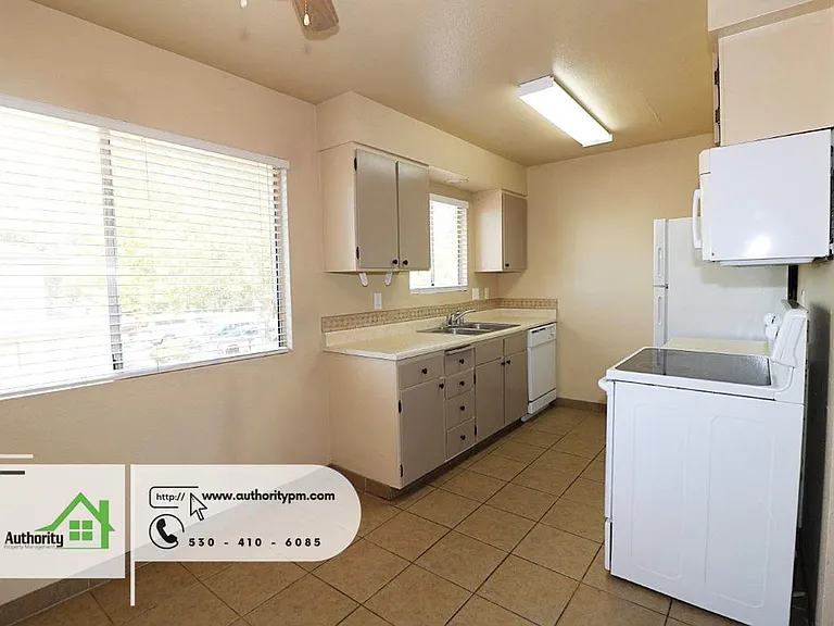 1553 Bramble Pl #4 — Photo 8