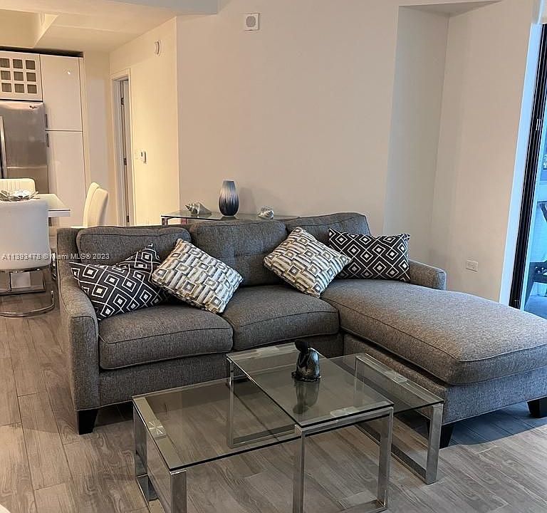 1st image of 999 SW 1st Ave APT 1401