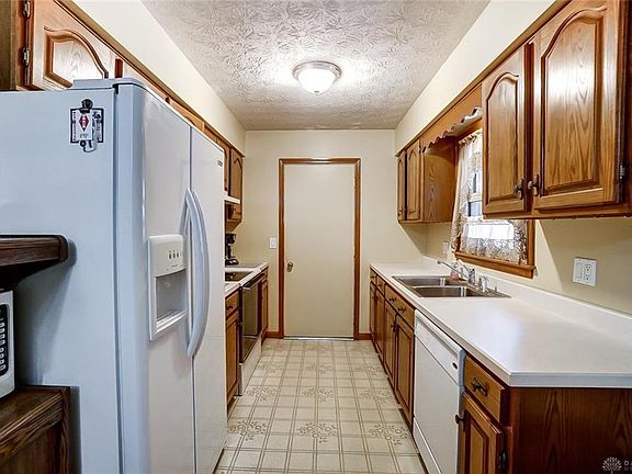 3rd image of 6901 Castlebrook Dr