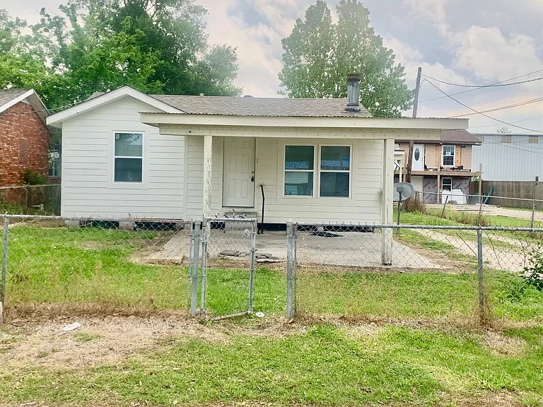 3605 Center St — Photo 1