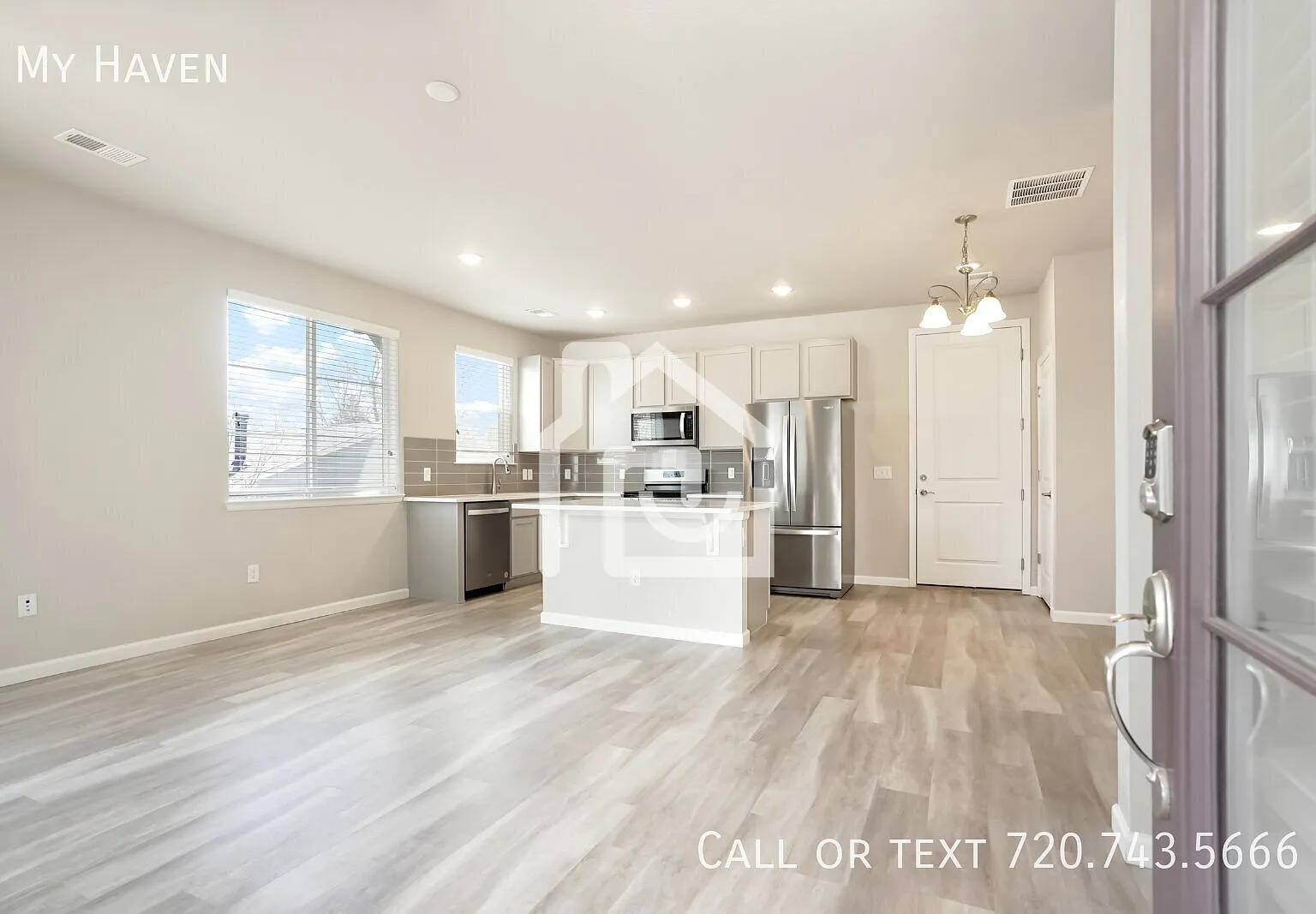 Spacious 3 Bed, 2.5 Bath Townhome in Prime Lakewood Location - Solar — Photo 4