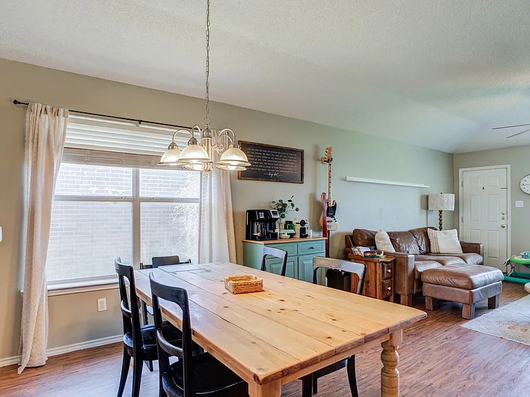505 N Iola Ave — Photo 4