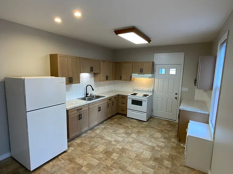211 & 213 N State St — Photo 10