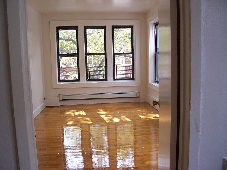 1st image of 1806 E 92nd St