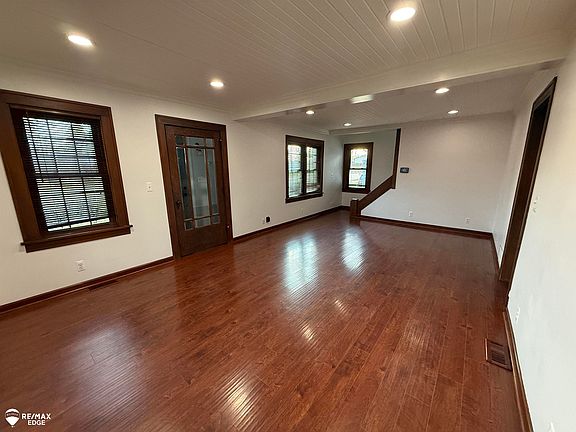 3rd image of 2037 E Grand Blanc Rd