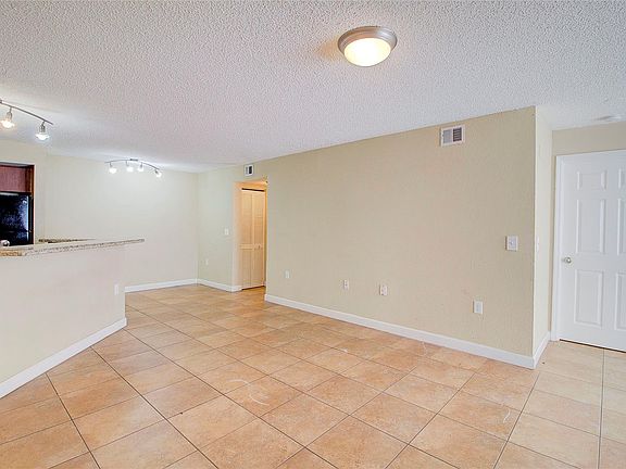 5th image of 644 Vista Isles Dr