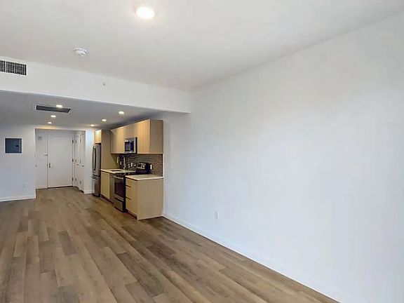 3rd image of 814 Amsterdam Ave Floor 5