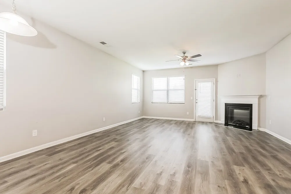 5 bed, 3.0 bath, 2468 sqft, $2,220 — Photo 4