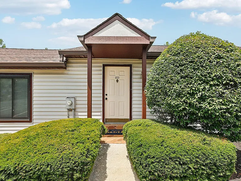 370 Bellpointe Cmns — Photo 2