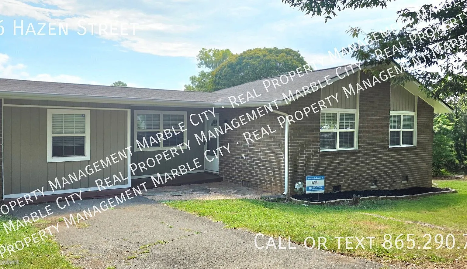 Spacious 4 Bedroom Home Minutes from Downtown Knoxville! — Photo 1