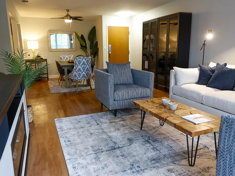Farmingdale Apartments — Photo 17