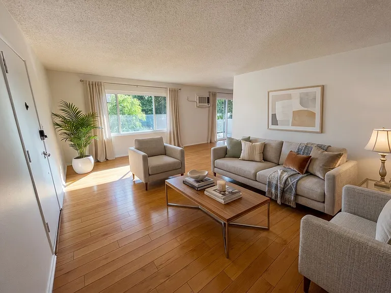 445 E Magnolia Blvd — Photo 4