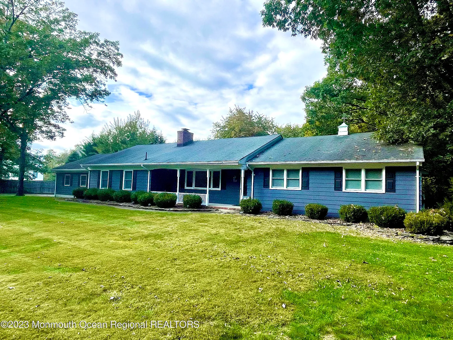 527 Woodview Road photo 1