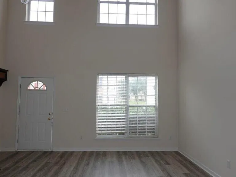 205 Whitney Oaks Ln — Photo 3