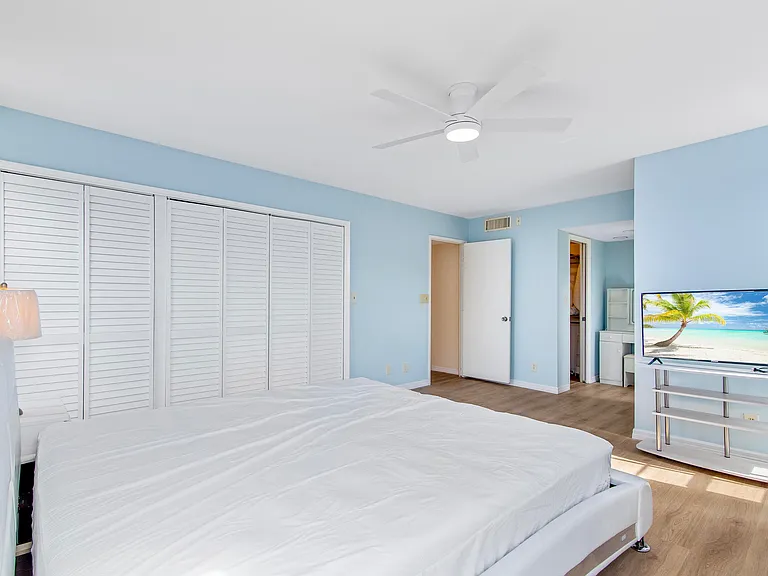 2901 S Palm Aire Dr #501 — Photo 6