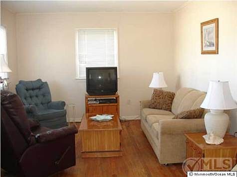4th image of 27 22nd Ave