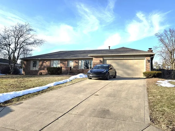 810 Padre Ln, Greenwood, IN 46143