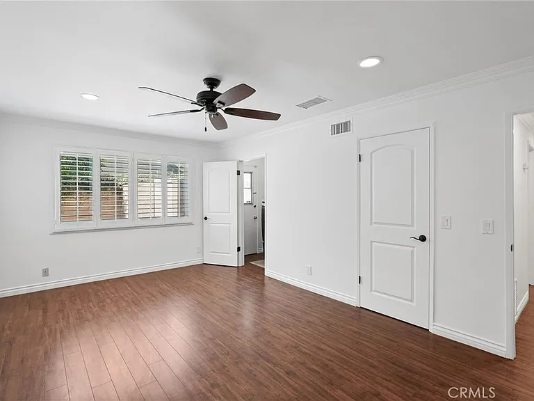 10811 Des Moines Ave — Photo 21