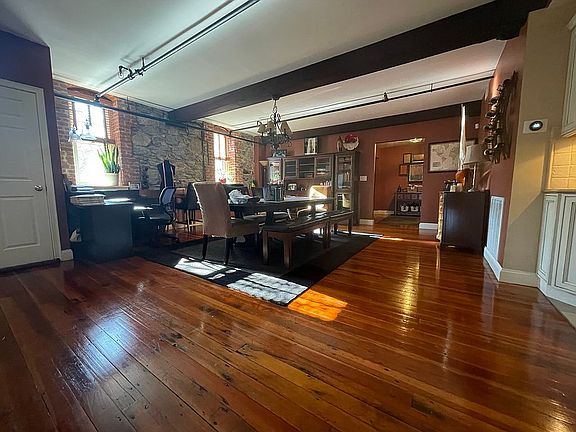 Open floor dinning room