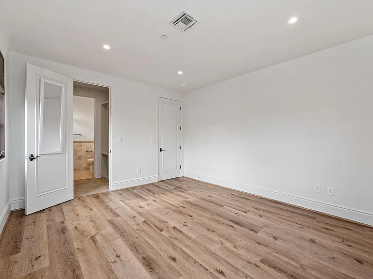 305 N Palm Dr — Photo 31