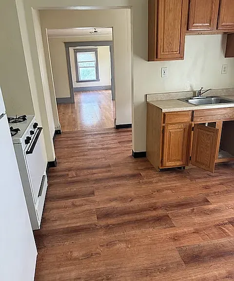 921 Hudson Ave — Photo 2