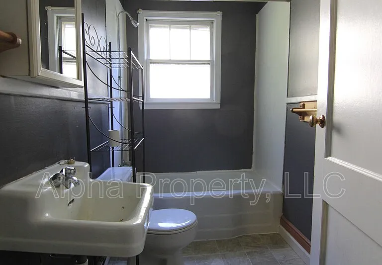 301 Dupont Dr #B — Photo 10