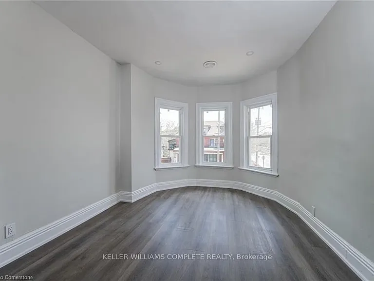 200 Park Ave #UPPER — Photo 32