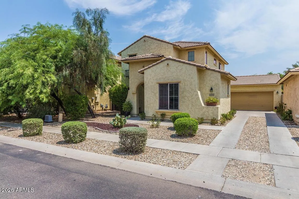 3 bed, 3.0 bath, 2002 sqft, $2,098 — Photo 2