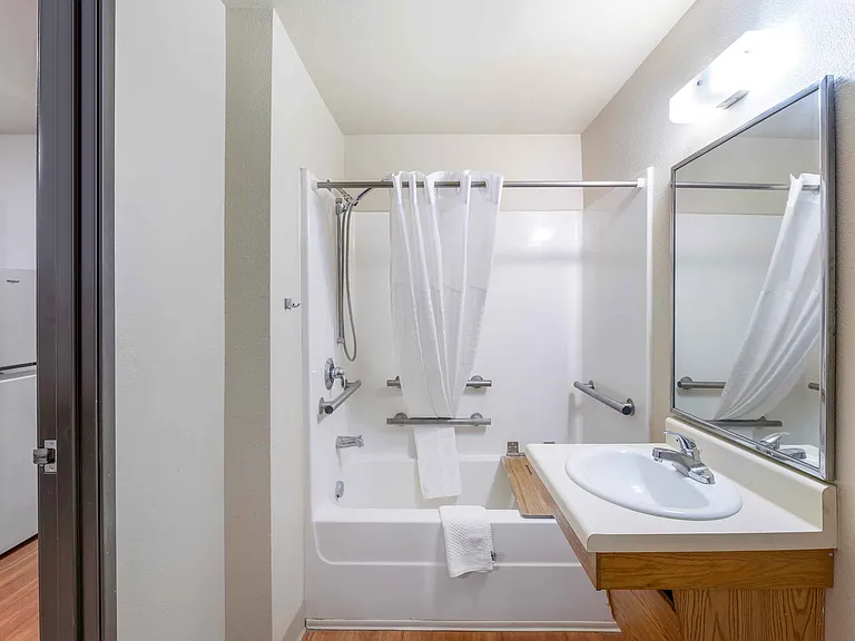 Deluxe Studio - 1 Full Bed