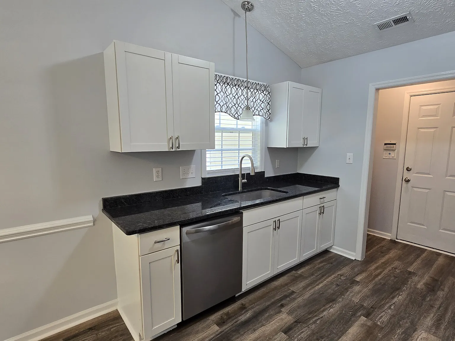 4 bed, 1596 sqft, $1,950 — Photo 3