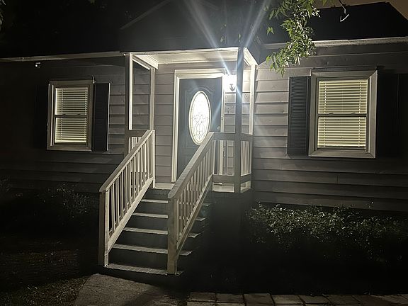 5th image of 3687 Hillcrest Ave
