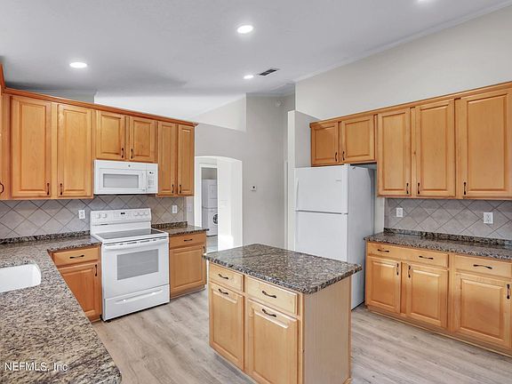 5th image of 1308 E Chinaberry Ct