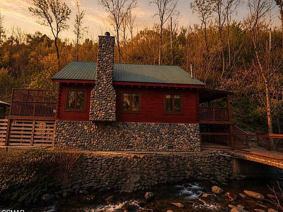 2nd image of 289 Roaring Fork Rd