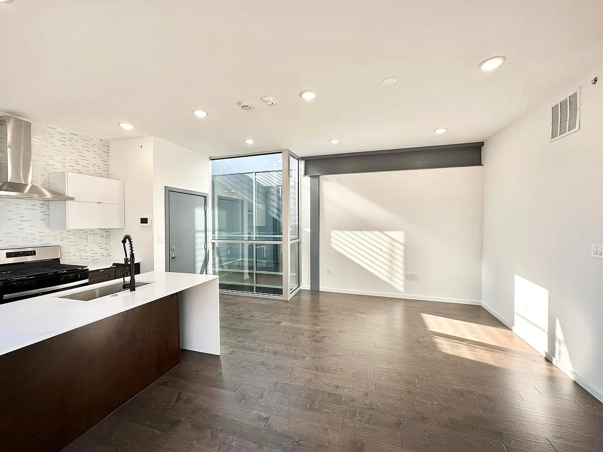 Building Photo - 2059 Germantown Ave #9