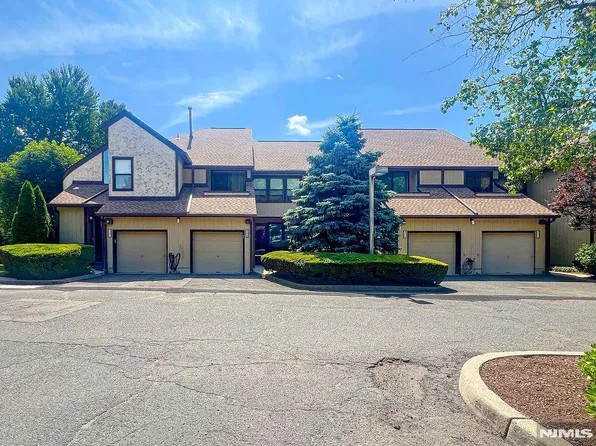 204 River Oaks Dr, Rutherford, NJ 07070