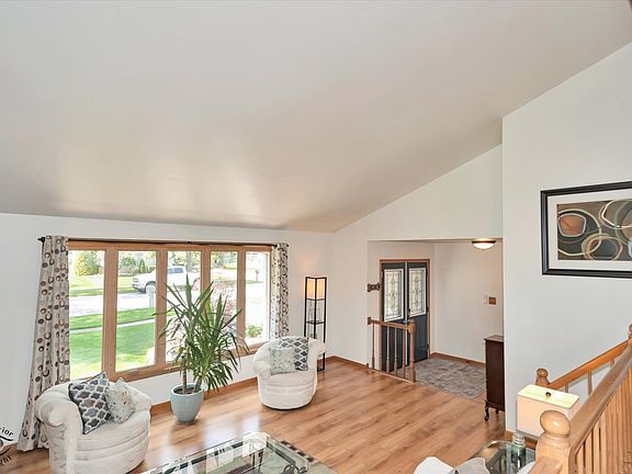 3rd image of 18817 Creekview Ln