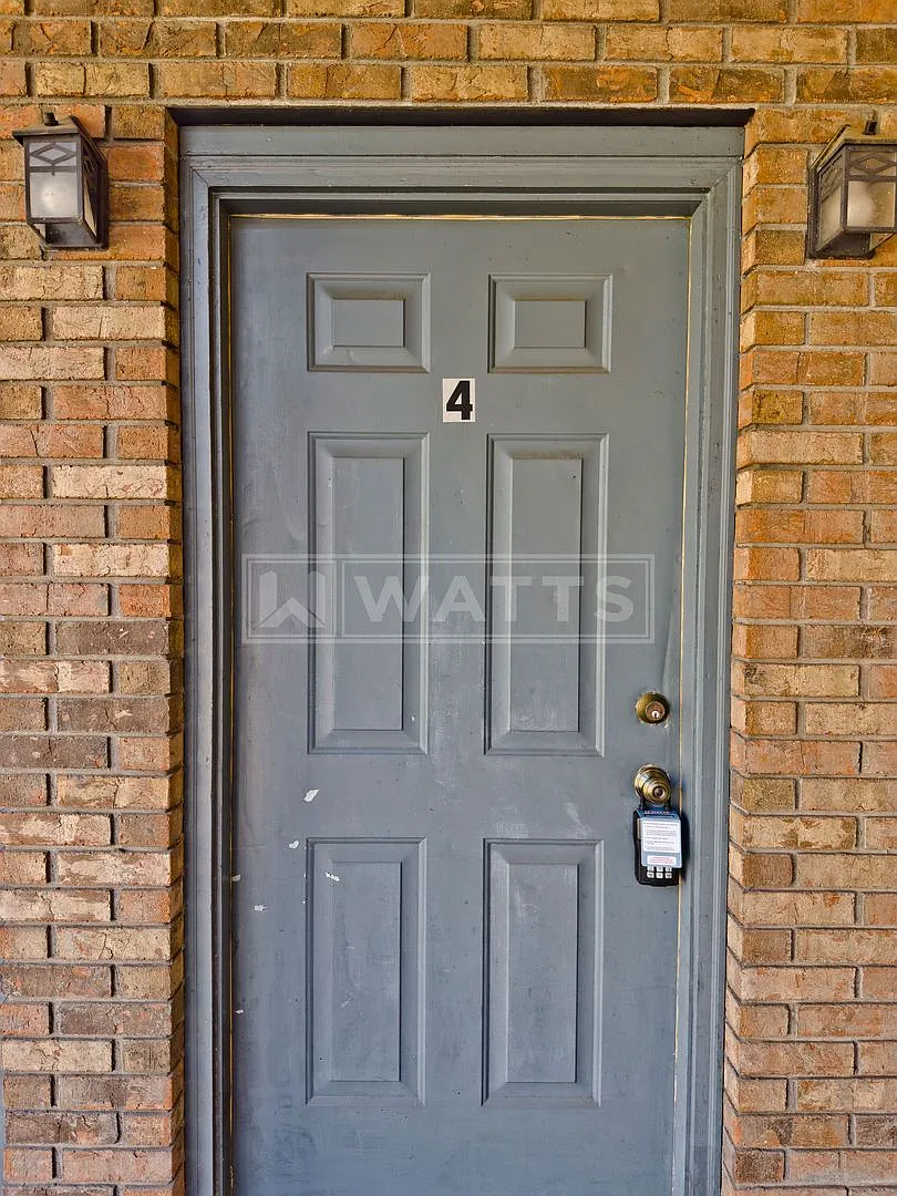 South Highland Manor — Photo 1