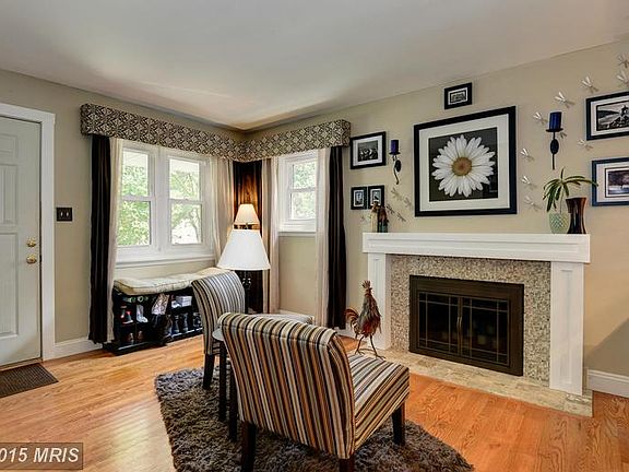 Living Room (1 of 2)