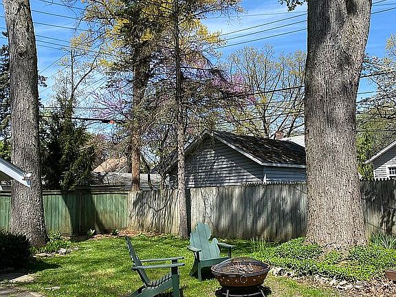 3rd image of 937 Woodcrest Dr