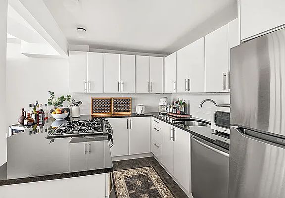 4th image of 870 Pacific St APT 4R