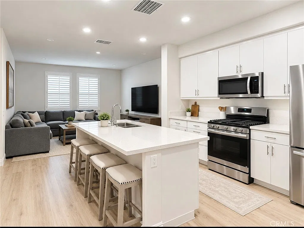3 bed, 2.5 bath, 1549 sqft, $3,500 — Photo 3