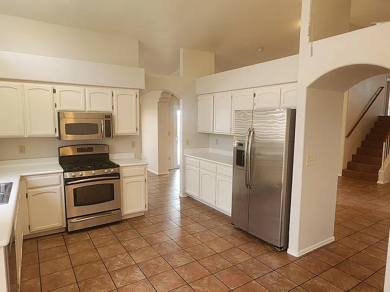 71 E Windhill Dr — Photo 2