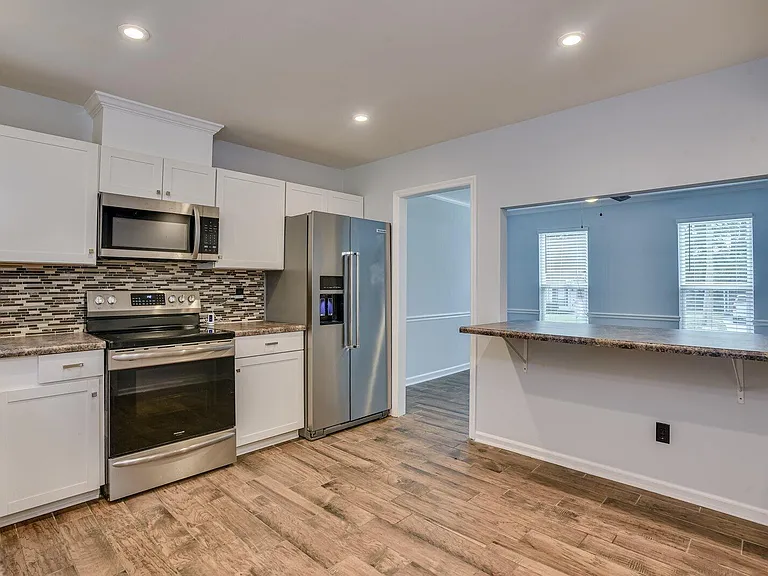 2211 Pleasant Dr — Photo 15