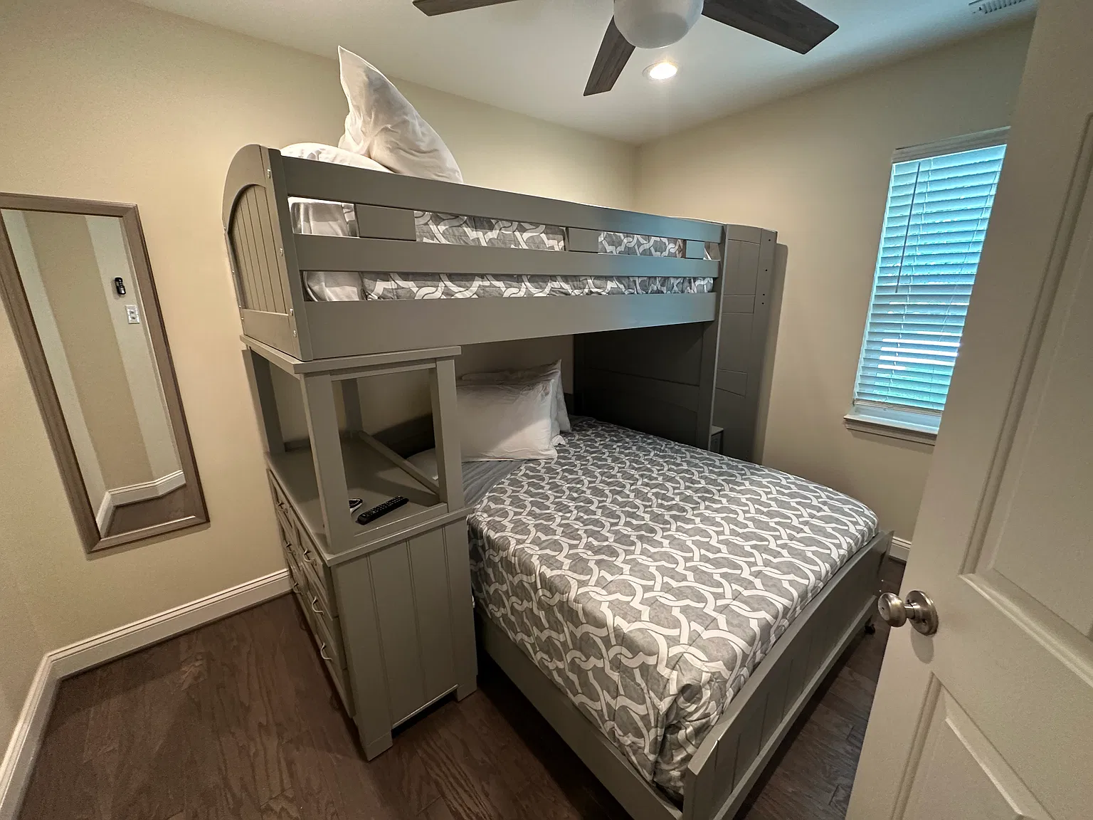 3 bed, 1136 sqft, $4,500 — Photo 2