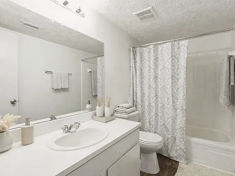Emerald Pointe — Photo 15