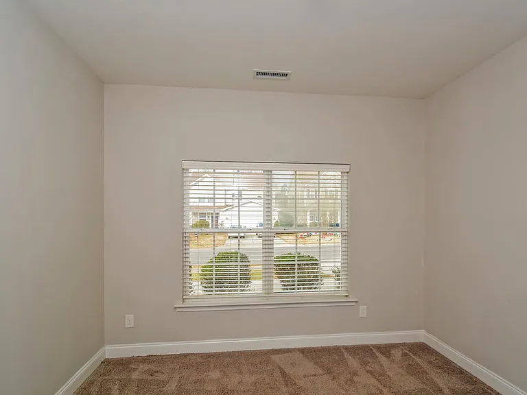 233 Norwich Dr — Photo 4