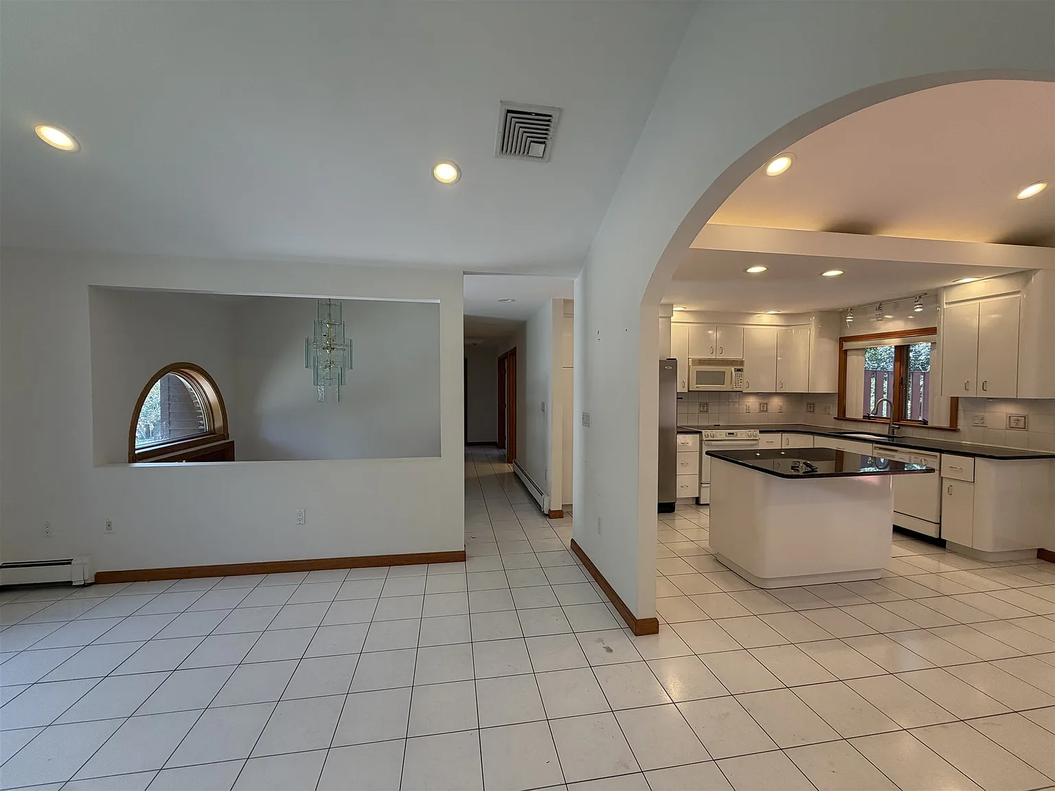3 bed, 1900 sqft, $4,850 — Photo 4