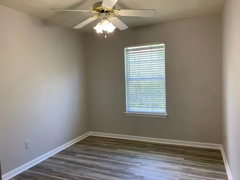 2208 Timberwood Cir S — Photo 24