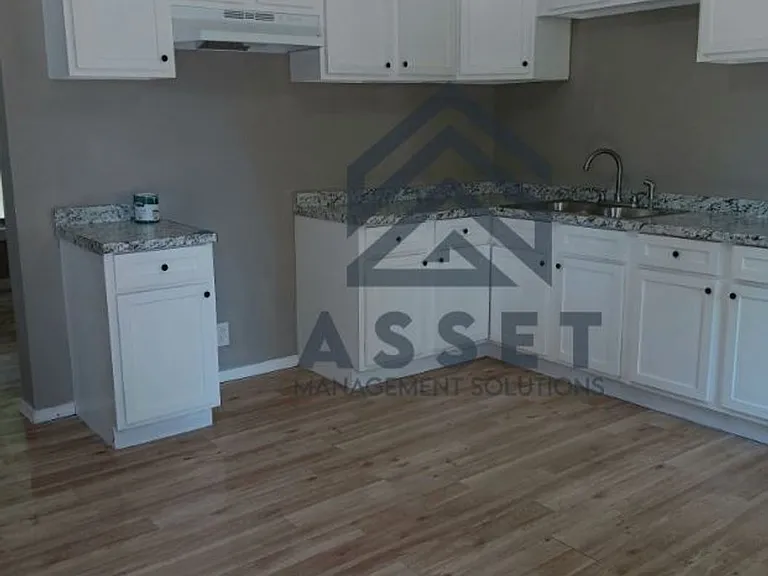 1323 S Blackwelder Ave — Photo 9